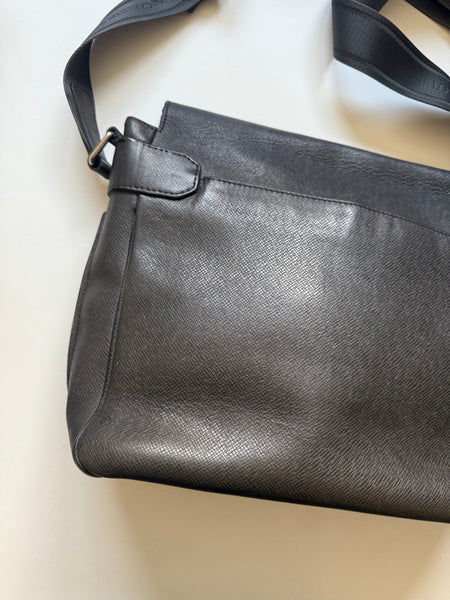 LOUIS VUITTON MESSENGER BAG